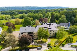 Visites et renseignements au 0484/06.1000Appartement lumineux avec terrasse dans un écrin de verdure – Belle JardinièreDans le quartier très apprécié...