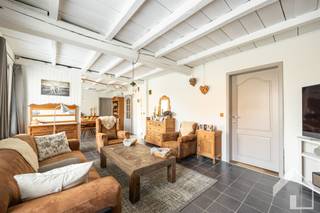 Deze gezellige woning aan de rand van het dorp Broechem, ligt op een groot perceel van 1192m2. We betreden de eigendom via de zijpoort (+-10jaar)...