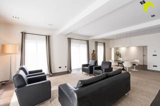 <p><span>À la recherche d'un logement exceptionnellement spacieux et rénové avec des matériaux de qualité, dans un emplacement unique?</span></p><p><span>Ce magnifique appartement de plain-pied allie espace, confort et tranquillité, avec une vue à couper le souffle sur le Schelde.</span></p><p><span>Le bien dispose de 3 chambres, de 2 salles de bains entièrement rénovées, d'un dressing aménagé et de 3 places de parking privées. Grâce aux 14 panneaux solaires, vous bénéficiez également d'un confort de vie économe en énergie.</span></p><p><span> </span></p><p><span>Agencement:</span></p><p><span> </span></p><p><span>Vous entrez dans un hall d'entrée spacieux avec WC visiteurs et une buanderie pratique équipée de placards intégrés.</span></p><p><span>La cuisine entièrement équipée offre tout le confort nécessaire et donne directement accès à la terrasse aménagée ainsi qu'au vaste jardin. Vous pourrez y profiter en toute tranquillité de la magnifique vue sur le Schelde.</span></p><p><span>Le séjour particulièrement spacieux bénéficie dune belle luminosité grâce aux grandes baies vitrées et constitue le cur idéal de cette habitation.</span></p><p><span>Les trois chambres sont dotées d'un chaleureux parquet. Les deux salles de bains élégantes ont été entièrement rénovées et bénéficient de finitions haut de gamme avec du mobilier sur mesure en Corian.</span></p><p><span>La première salle de bains dispose dune baignoire ainsi que d'une douche à l'italienne, tandis que la seconde est équipée dune spacieuse douche à l'italienne.</span></p><p><span>Un dressing entièrement aménagé offre un espace de rangement supplémentaire.</span></p><p><span> </span></p><p><span>Un emplacement véritablement unique: Les promenades et pistes cyclables le long du Schelde se trouvent littéralement devant la porte. L'arrêt du Waterbus est également situé à proximité.</span></p><p><span>Un emplacement idéal qui combine un environnement calme et verdoyant avec une excellente accessibilité.</span></p><p><span>La location à une société est possible!</span></p><p><span> </span></p><p><span>Informations utiles:</span></p><p><span> </span></p><p><span>· Disponibilité: immédiatement<br />· Garantie locative: 3 mois<br />· Charges communes: 80 (eau, entretien des parties communes et syndic inclus)<br />· État des lieux: 225 par partie<br />· PEB: 149 kWh/m² - label B</span></p><p><span> </span></p><p><span>Réservez votre visite EN LIGNE.</span></p><p><span>Rendez-vous sur le bien concerné sur notre site <span>www.habicom.be</span></span><span> et cliquez sur le bouton rose « PLANIFIER UNE VISITE ».</span></p><p><span>Choisissez le moment qui vous convient le mieux, complétez les coordonnées demandées et cliquez ensuite sur envoyer afin de confirmer votre rendez-vous.</span></p><p><span>Vous souhaitez connaître la valeur de votre habitation ? Faites gratuitement l'estimation sur <span>www.watismijnhuiswaard.be</span></span><span>.</span></p>