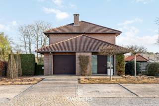 Voor meer info en foto’s, surf naar www.swevers.be – In de rustige Garenstraat 53 in Heusden-Zolder vindt u deze instapklare open bebouwing op een mooi zuidgericht perceel van 12a63ca. De woning, gebouwd in 1992, werd doorheen de jaren zorgvuldig onderhouden en vernieuwd, en combineert ruimte, licht en comfort op een praktische manier. Met een bewoonbare oppervlakte van 226 m² geniet u van een logische indeling en veel bruikbare ruimte. Op het gelijkvloers komt u binnen via de inkomhal met gastentoilet en ruimte voor een grote vestiaire. De lichtrijke leefruimte van 48 m² vormt het hart van de woning en biedt plaats voor een zit- en eethoek, met zicht op de tuin. Aansluitend ligt de vernieuwde keuken van 15 m², uitgerust met kwalitatieve toestellen. Verder zijn er een berging/wasplaats en een inpandige garage van 21 m². Op de verdieping bevinden zich 3 volwaardige slaapkamers, waaronder een master bedroom met dressing, een vernieuwde badkamer met inloopdouche en een apart toilet. Extra bergruimte is er dankzij de zolder en de ruime kelder van circa 100 m². Buiten geniet u van een verzorgd aangelegde tuin met meerdere terrassen, waaronder een overdekt terras. Bijkomende troeven zijn zonnepanelen met groenestroomcertificaten, airco’s, een Vaillant gasketel van 2016, 4-seizoensglas uit 2020 en een maatwerk wandmeubel met inbouwcassette in de leefruimte uit 2023. Dankzij de rustige ligging en de vlotte verbinding naar winkels, scholen, openbaar vervoer en autosnelwegen woont u hier bijzonder aangenaam. Voor meer informatie, bel 011 255 155. Bron bewoonbare oppervlakte: EPC – verslag.