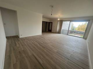 RUIM AANGENAAM MOOI APPARTEMENT MET TOP LIGGINGrustige ligging vlak in het centrum hall, vestiairekast, aparte w.c.  zeer ruime living met zicht op...
