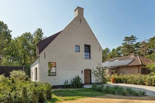 <p>GELIJKVLOERS :<br />Inkomhal met gastentoilet, vestiairekast en berging.<br />Ruime open leefruimte bestaande uit zithoek en eethoek.<br />Volledig geïnstalleerde open keuken met aparte berging/wasplaats.</p>
<p>1<sup>e</sup> VERDIEPING.:<br />3 slaapkamers, waarbij master bedroom voorzien is van dressing en bureau.<br />Badkamer voorzien van ligbad, inloopdouche en dubbele wastafel.</p>
BIJZONDERHEDEN:<br />Keramische tegel ( GLVL) – eiken parket ( 1<sup>e</sup> verd.)<br />Voorzien van ingemaakte kasten<br />Warmtepomp met vloerverwarming + cooling in alle ruimtes ( glvl + 1<sup>e</sup> verd.)<br />Ruime zolder<br />Volledig aangelegde tuin met tuinberging en groot terras<br />Ruime oprit met voorzieningen voor laadpaal<br /><br /><br />POSITIEVE PUNTEN:<br />Hoogwaardige materialen<br />Instapklaar<br />Zeer groene omgeving<br />Rustig gelegen doch vlakbij winkels, centrum, …