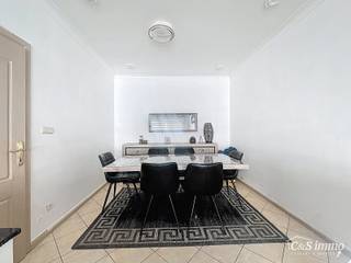 In een kalm en aangenaam straatje vlak bij de levendige Bredabaan bevindt zich deze charmante woning met drie slaapkamers. De woning biedt een praktische indeling en is ideaal voor starters, jonge gezinnen of investeerders.<br />Op het gelijkvloers vind je een inkomhal, een gezellige leefruimte met tegelvloer, en een functionele keuken uitgerust met een gasvuur. De badkamer beschikt over een lavabo, douche en aansluiting voor een wasmachine.<br />De tweede verdieping telt twee volwaardige slaapkamers en daarboven bevindt zich nog een ruime zolderkamer die dienst kan doen als derde slaapkamer, bureau of hobbyruimte.<br />De woning beschikt verder over een droge kelder, ideaal voor extra opslagruimte.<br />Een instapklare woning op een uitstekende locatie — mis deze kans niet!