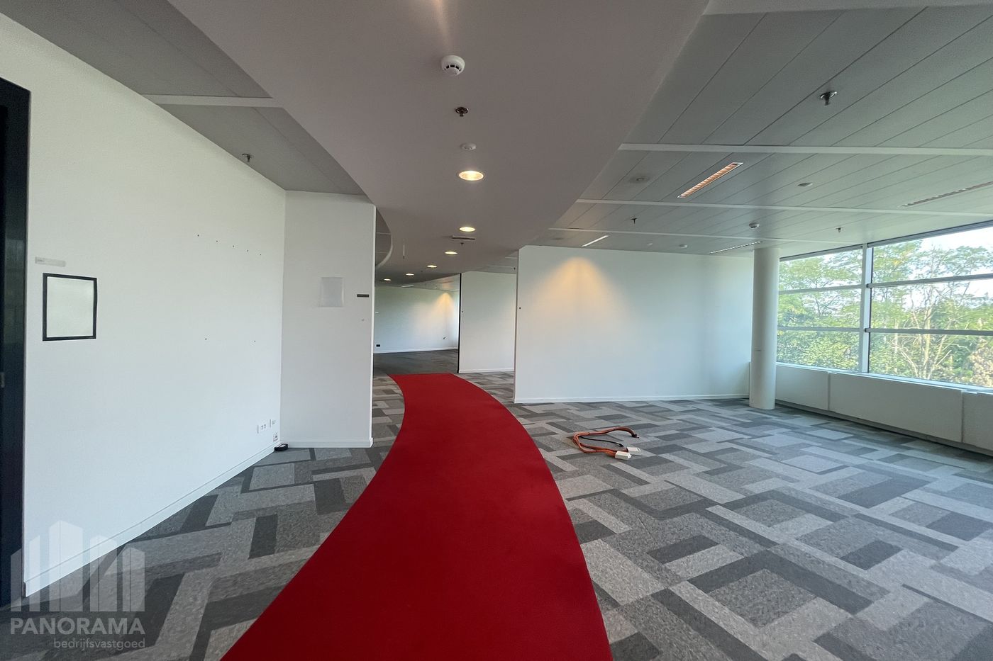 Moderne kantoorruimte van 301 m² te huur met hoogwaardige voorzieningen - foto 2
