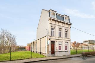 <p>Grote BURGERWONING met 4 SLK en STADSTUIN! Goedgelegen op wandelafstand van het centrum, grote charmante te renoveren burgerwoning: ideaal voor mensen op zoek naar ruimte. INDELING: inkom en traphal, grote gezellige dubbele leefruimte, keuken met extra eetplaats, toilet, stookruimte, volledig onderkelderd, stadstuin. Op het 1ste verdiep: overloop, 2 grote slaapkamers, doorloopkamer/dressing, en badkamer. Op het 2de verdiep: 2 slaapkamers en zolderruimte. Bezoek na afspraak met IMMO BEGUIN: info@immobeguin.be</p>