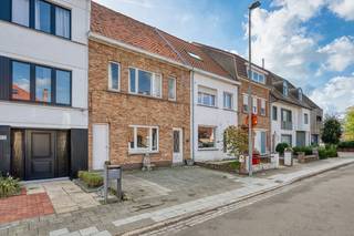 Sint-Michiels, Supergoede ligging Gezellig woonhuis met zalige diepe TUIN op het zuid-oosten.<br />Inkomhal, lichtrijke living, keuken, bijkeuken, badkamer met toilet, lavabo en douche en diverse bijgebouwen , tuin en extra toilet.<br />1é Verd: overloop, ruime slaapkamer vooraan en ruime slaapkamer achteraan, kleine slaapkamer, bergkamer, grote zolderverdieping waar nog verschillende ruimtes mogelijk zijn.<br />Veel uitbreidingsmogelijkheden.<br />Een bezoekje waard !<br />