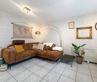 Deze verzorgde en centraal gelegen woning in Gistel, op korte afstand van scholen en winkels, biedt verrassend veel ruimte en comfort.<br />Via de inkomhal met apart toilet kom je in de gezellige open leefruimte met keuken en keukeneiland. Aansluitend bevinden zich een ruime berging en de woonkamer met toegang tot de tuin en het ruime overdekte terras.<br />Op de eerste verdieping zijn er 3 slaapkamers, een berging en een badkamer met douche en toilet. Via een vaste trap bereik je de zolderverdieping, ingericht als een ruime vierde slaapkamer met ingebouwde kasten.<br />Extra troeven zijn de zonnepanelen en thuisbatterij. Achteraan is er toegang richting de garage, die optioneel kan worden aangekocht voor € 35.000 en voorzien is van een automatische poort en zonnepanelen.<br />Een ruime, energiezuinige en instapklare gezinswoning op een centrale ligging in Gistel!