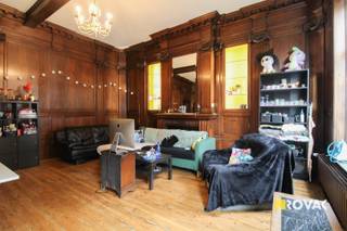 Centraal gelegen kantoorruimte (63 m² - volgens EPC) bestaande uit kantoorruimte met kitchenette, berging, vergaderzaal, badkamer met toilet, lavabomeubel en douche. Mogelijkheid tot het aankopen van een garage achteraan het gebouw (+ € 15.000). <br /> Verwarming : CV op aardgas. REF.: 9036.