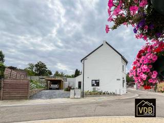 <p><span>Ruime, volledig gerenoveerde (2026) halfopen bebouwing met 3 slaapkamers, carport en aangelegde tuin op toplocatie te Riemst</span></p><p><span>Droomt u van zorgeloos wonen op een centrale locatie? Deze ruime, halfopen bebouwing bevindt zich op een hoekperceel aan de Kerkstraat (nr. 12) en de Mennestraat in het rustige en charmante Zichen-Zussen-Bolder (Riemst). Het pand werd met oog voor detail grondig gestript en getransformeerd tot een hedendaagse, energiezuinige en luxueuze thuis die volledig instapklaar is!</span></p><p><span>Maastricht: op 10 km (ca. 15 minuten), Autosnelweg E314: op 8 km (ca. 10 minuten), Tongeren: op 13 km (ca. 20 minuten).</span></p><p><span>Voor een eerste indruk maakten we een </span><span>3-D rondleiding. </span><span>Stap binnen</span><span> : </span><span><span>https://bit.ly/44ZVCrM</span></span></p><p><span>“Soms heeft je verbeeldingskracht een klein duwtje nodig”</span><span><br />Een lege kamer voelt soms kleiner of lastiger in te delen dan hij werkelijk is. Daarom geven we met behulp van slimme AI-software een aantal ruimtes alvast een virtueel interieur. Zo krijg je meteen een realistisch en inspirerend beeld van de mogelijkheden.</span></p><p><span> </span></p><p><span>Gedetailleerde indeling:</span></p><ul><li><span>Gelijkvloers:</span><ul><li><span>Inkomhal vooraan in de woning.</span></li><li><span>Riante en lichtrijke leefruimte met open keuken (samen goed voor ca. 60 m²).</span></li><li><span>Praktische berging net achter de keuken.</span></li><li><span>Grote schuifpui die toegang biedt tot het aangelegde terras en de tuin.</span></li><li><span>Apart gastentoilet en een eerste badkamer op het gelijkvloers.</span></li><li><span>Handige berging/wasplaats met achterinkom.</span></li><li><span>Traphal naar de verdieping aan de achterzijde.</span></li></ul></li><li><span>Verdieping:</span><ul><li><span>Traphal met overloop en een kleine zolderruimte.</span></li><li><span>Nachthal die toegang biedt tot de drie slaapkamers (resp. ca. 28 m², 15,3 m² en 14,6 m²).</span></li><li><span>Een tweede badkamer op de verdieping.</span></li></ul></li><li><span>Zolder:</span><ul><li><span>Via een vlizo-trap bereik je de ruime zolderverdieping die zich bijna over de gehele woning uitstrekt.</span></li></ul></li><li><span>Buitenomgeving:</span><ul><li><span>Prachtig aangelegde tuin en een royaal terras van 41 m².</span></li><li><span>Carport met aansluitende tuinberging.</span></li></ul></li></ul><p><span>Grondige renovatie (tot op de steen):</span></p><p><span>De woning werd van A tot Z vernieuwd met kwalitatieve materialen en moderne technieken:</span></p><ul><li><span>Nieuwe vloeren en strak pleisterwerk</span></li><li><span>Nieuwe pvc-ramen met HR-glas en nieuwe binnendeuren</span></li><li><span>Volledig nieuwe centrale verwarming op gas en airco</span></li><li><span>Volledig vernieuwde elektriciteitsinstallatie, sanitair en leidingen</span></li><li><span>Nieuwe, luxueuze keuken en badkamers</span></li><li><span>Volledig geschilderd en voorzien van geïnstalleerde verlichting</span></li></ul><p><span>Troeven op een rij:</span></p><ul><li><span>Volledig instapklaar:</span><span> Geheel geschilderd en voorzien van verlichting.</span></li><li><span>Energiezuinig & Veilig:</span><span> Beschikt over een gunstig </span><span>EPC-label C</span><span> (271 kWh/m²jaar) en is </span><span>asbestveilig</span><span>!</span></li><li><span>Centrale ligging:</span><span> Vlotte bereikbaarheid naar omliggende steden en de autosnelweg:</span><ul><li><span>Maastricht: op 10 km (ca. 20 minuten)</span></li><li><span>Tongeren: op 13 km (ca. 20 minuten)</span></li><li><span>Autosnelweg E314: op 8 km (ca. 10 minuten)</span></li></ul></li></ul><p><span>Specificaties:</span></p><ul><li><span>Perceeloppervlakte: 410 m²</span></li><li><span>Bruto bewoonbare oppervlakte: 218 m²</span></li></ul><p><span>Alle relevante info, plannen en documenten zijn te downloaden in de rubriek “downloads” op onze website. Plannen zijn schetsen bij benadering en maten zijn indicatief.</span></p><p><span>Interesse of wenst u een bezichtiging te plannen?</span></p><p><span>Neem dan snel contact op met </span><span>Marie-Paule</span><span> via </span><span>0476/959958</span><span>.</span></p>