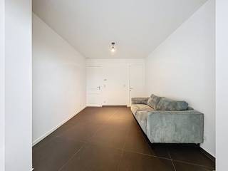 GELIJKVLOERS:- inkomhal met gastentoilet- berging- keuken voorzien van alle hedendaagse toestellen- lichtrijke leefruimte1e VERDIEPING:- slaapkamer- badkamer voorzien van inloopdouche, bad, toilet en dubbele lavabo2e VERDIEPING:- slaapkamer - dressing/ bureau met toegang tot de 3e kamerExtra:- kelder- gezellige binnenkoer met uitweg- veel gratis parkeermogelijkhedenDeze woning is onmiddellijk beschikbaar!Interesse in deze woning? Vraag snel een bezoek aan via www.dewaele.com!