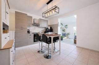 Deze gezellige gezinswoning is centraal, maar rustig gelegen in Nieuwpoort-Stad en biedt de mogelijkheid om de woning verder naar eigen smaak af te werken.<br />De woning wordt ingedeeld als volgt: een inkomhal met trap, een badkamer met inloopdouche, lavabo en toilet, een ingerichte keuken met eetplaats en aansluitend de lichtrijke woonkamer met rechtstreekse toegang tot de gezellige stadstuin. Op de eerste verdieping bevinden zich twee slaapkamers. Eén van de kamers biedt toegang tot de zolderverdieping, die momenteel is ingericht als bureau en berging, maar tal van mogelijkheden biedt.<br />Dankzij de centrale ligging en het aanwezige potentieel is deze woning een uitstekende keuze voor starters, gezinnen of investeerders.<br /><em>Enkele foto's in deze publicatie werden digitaal opgeruimd of virtueel ingericht en kunnen afwijken van de werkelijkheid. </em>
