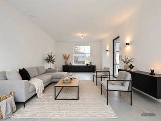 <h1><span>Nieuwbouwwoning in pastorijstijl met vrij te kiezen keuken in het charmante Oostvleteren</span></h1><h1><span>Op zoek naar een energiezuinige nieuwbouwwoning die u nog een persoonlijke toets kunt geven? Deze stijlvolle koppelwoning in tijdloze pastorijstijl is rustig gelegen in het landelijke Oostvleteren en wordt volledig afgewerkt, inclusief schilderwerken. </span></h1><h1><span>De kwalitatieve keuken kiest u bovendien volledig naar eigen smaak bij Kaster Keukens in Roeselare.</span></h1><h1><span> </span></h1><h1><span>Indeling</span></h1><h1><span>Gelijkvloers:</span><span><br />Ruime inkomhal met gastentoilet, gezellige en lichtrijke leefruimte, halfopen keuken met mooi zicht op de tuin, praktische berging onder de trap en een inpandige garage met sectionale poort en rechtstreekse toegang tot de tuin.</span></h1><h1><span> </span></h1><h1><span>Eerste verdieping:</span><span><br />Ruime nachthal, drie volwaardige slaapkamers, stijlvolle badkamer met douche en dubbele lavabo, apart toilet en een extra berging/technische ruimte.</span></h1><h1><span> </span></h1><h1><span>Zolder:</span><span><br />Praktische stockagezolder, bereikbaar via een uitschuifbare zoldertrap.</span></h1><h1><span> </span></h1><h1><span>Buiten:</span><span><br />Volledig aangelegde, zuidwestgerichte tuin waar u de hele namiddag en avond van de zon kunt genieten.</span></h1><h1><span> </span></h1><h1><span>Troeven</span></h1><ul><li><span>Volledig afgewerkt en instapklaar, inclusief schilderwerken</span></li><li><span>Keuken nog volledig naar eigen smaak te kiezen bij Kaster Keukens</span></li><li><span>Energiezuinig dankzij zonnepanelen en ventilatiesysteem D</span></li><li><span>Tijdloze architectuur in pastorijstijl</span></li><li><span>Rustige, landelijke ligging</span></li><li><span>Hoogwaardige en duurzame materialen</span></li><li><span>Regenwaterput van 5.000 liter</span></li><li><span>Mogelijkheid tot aankoop aan 6% btw</span><span> (mits voldoen aan de wettelijke voorwaarden)</span></li></ul>