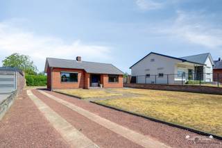 <p><span>Vous recherchez une </span><span>maison de plain-pied dans un cadre paisible</span><span>? Cette charmante maison de style ouvert située à Oudsbergen offre un agréable mélange de confort, d'intimité et d'espace fonctionnel.</span></p><p><span>La maison dispose de </span><span>deux chambres</span><span> et est entièrement aménagée de plain-pied, ce qui garantit un cadre de vie confortable et accessible. </span><span>L'aménagement ouvert</span><span> offre en outre une intimité et un espace agréables tout autour de la maison.</span></p><p><span>Outre les pièces à vivre, la maison dispose d’une </span><span>cave et d’un grenier</span><span>, parfaits pour servir d’espace de rangement supplémentaire. Le </span><span>garage</span><span> constitue</span><span> également </span><span> un atout pratique majeur et permet de garer une voiture en toute sécurité ou de ranger des vélos et du matériel.</span></p><p><span>Située au calme</span><span>,</span><span>cette maison </span><span> constitue ainsi un foyer idéal pour ceux qui recherchent un cadre de vie agréable, alliant tranquillité et intimité.</span></p><h3><span>Atouts</span></h3><ul><li><span>Maison de plain-pied</span></li><li><span>Construction ouverte</span></li><li><span>Garage</span></li><li><span>Cave</span></li><li><span>Situation calme</span></li><li><span>Installation électrique conforme</span></li></ul><p><span>Une opportunité intéressante pour ceux qui recherchent une </span><span>maison pratique de plain-pied avec garage et cave, située dans un environnement calme à Oudsbergen</span><span>.</span></p><p><span>Cela vous intéresse ? Contactez-nous pour plus d'informations ou pour organiser une visite sur place.</span></p>