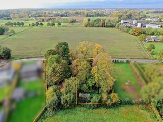 In het prachtige landelijke Opdorp, deelgemeente van Buggenhout, ontdek je deze karaktervolle Split-Level villa uit de jaren ’70, volledig...