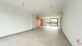 Deze ongewone woning triggert de zinnen : een volledig instapklare woning (spiksplinternieuw!) met een moderne afwerking en met op het gelijkvloers al een aparte slaapkamer/bureauruimte in een niet te evenare omgeving? U heeft ze gevonden!<br /><br />Grote raampartijen aan voor- en achterzijde zorgen voor een overvloed aan natuurlijk licht en versterken het open en luchtige gevoel van de woning.<br /><br />De leefruimte is afgewerkt met een lichte parketvloer en loopt naadloos over in de ruime, nog te installeren keuken. Alle voorzieningen zijn reeds aanwezig voor een kookeiland met spoelbak enz; een aparte berging bevindt zich langs de keuken. Aansluitend bevindt zich het terras aan de voorzijde, toegankelijk via zowel de schuifdeur in de keuken als via de hal. <br /><br />Ook aan de achterzijde werd een tweede terras voorzien, zodat je op elk moment van de dag van de zon kunt genieten.<br /><br />Op het gelijkvloers is er tevens een gastentoilet aanwezig, met de nodige aansluitingen om er nog een handenwasser te plaatsen.<br /><br />Een verdieping hoger bevinden er zich 3 ruime slaapkamers en aan badkamer; een tweede berging zorgt voor voldoende opbergplaats of kan dienst doen als dressing.<br /><br />Deze woning is volledig onderkelderd , heeft een inpandige garage : toegankelijk via de achterzijde.<br /><br />Wonen in dit éénmalige luxe-project is de parel op de kers voor eigenaars die houden van een rustige groene omgeving (met uitzicht op een paardenweide) maar toch geen onderhoud aan de tuin willen; deze woning heeft immers enkel terrassen in eigen gebruik; de prachtige gemeenschappelijke tuin aan de voorzijde geeft de eeuwige illusie om altijd op verlof te zijn!<br /><br />Het domein is omheind en bezoekers bellen vooraan aan en kunnen dan pas toegang krijgen tot de eigen voordeur.<br /><br />De woningen in dit residentiële park hebben een uitstekende afwerking en zijn voorzien van zonnepanelen; verwarming is op aardgas.<br /><br />Met een directe verbinding naar de autosnelweg en winkels is de cirkel rond : exclusief wonen op een uitzonderlijke plek en verkoop onder registratie ipv BTW maken het plaatje compleet!<br /><br />Pluspunten:<br />- exclusief woonpark = zo vind je geen 2de!!<br />- Zonnepanelen aanwezig<br />- Ruim<br />- Volledige “nieuwbouw” met hoogwaardige afwerking<br />- Grote leefruimte<br />- Twee ruime terrassen en veel lichtinval<br />- 4 slaapkamers <br />- Strakke, hoogwaardige afwerking <br />- Ideale locatie<br />- 2% registratierecht i.p.v. 21% BTW<br />- Inpandige garage en kelder met bergruimte<br />- Topligging nabij natuur én autosnelwegen<br /><br /><span>Maatregelen opgenomen in het Maatregelenregister: nee</span><br /><br />Voor een bezichtiging of meer informatie, bel ons op 078/78.78.70 of spring gerust eens binnen in ons kantoor – je bent altijd welkom!