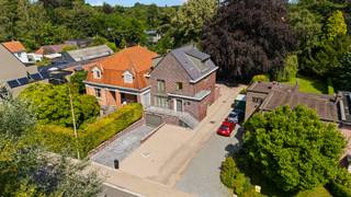 <p>Bent u op zoek naar de perfecte synergie tussen luxueus, modern wonen en absolute ruimte? Zoek niet verder. Dit exclusieve eigendom in Sint-Amandsberg (9040 Gent) combineert een hoogwaardig afgewerkte gezinswoning met een zee aan buitenruimte en ongeziene mogelijkheden voor zelfstandigen, hobbyisten of dierenliefhebbers.</p><p>De woning werd van kop tot teen smaakvol gerenoveerd (2014-2018) en is voorzien van de allernieuwste en meest geavanceerde technieken op het vlak van comfort, entertainment en veiligheid:</p><ul><li><p><strong>Smart Home & Comfort:</strong> De woning is uitgerust met een intelligent <strong>domoticasysteem</strong> en <strong>zone-verwarming</strong>, waardoor u het klimaat en de sfeer in elke kamer apart en optimaal kunt regelen. Dankzij de volledige voorbereiding voor een geïntegreerd <strong>multi-room audiosysteem</strong> geniet u straks in de gehele woning van uw favoriete muziek.</p></li><li><p><strong>Topbeveiliging:</strong> Uw privacy en veiligheid zijn gegarandeerd dankzij een professioneel <strong>alarmsysteem</strong>, uitgebreide <strong>camerabewaking</strong> en een centrale <strong>brandmeldcentrale</strong>.</p></li><li><p><strong>Leefruimte & Keuken:</strong> Een prachtige, lichtrijke woonkamer en een volledig geïnstalleerde keuken vormen het hart van het huis. Grote glaspartijen trekken het buitenleven naar binnen en bieden directe toegang tot het royale, zongerichte terras.</p></li><li><p><strong>Kamers & Thuiskantoor:</strong> Het pand beschikt over maar liefst <strong>4 volwaardige slaapkamers</strong>. Daarnaast is er een strategisch geplaatst <strong>thuisbureau</strong> met een inspirerend, rustgevend uitzicht op het achterliggende groen.</p></li><li><p><strong>Sanitair:</strong> De eerste badkamer is een oase van rust, voorzien van een ligbad, een inloopdouche en een toilet. Op de tweede verdieping is er reeds een ruimte voorzien en voorbereid om een <strong>tweede badkamer</strong> volledig naar eigen smaak af te werken.</p><p>Wat dit vastgoed écht uniek maakt in de Gentse rand, is de buitengewone infrastructuur en de grondoppervlakte:</p><ul><li><p><strong>Volledig onderkelderd:</strong> De woning is volledig onderkelderd. Dankzij de enorme opbergruimte of atelierruimte is dit de ultieme droom voor een zelfstandige, een creatieveling of een hobbyist die nood heeft aan stockage of een werkplaats aan huis (96 m²).</p></li><li><p><strong>Perceel van 3.359 m²:</strong> Het gigantische, achterliggende perceel (Schuurstraat 72+) biedt een oase van rust en privacy. Dit is de perfecte match voor het <strong>houden van dieren</strong>, het aanleggen van een parktuin, of louter voor wie houdt van pure weidsheid en groen vlakbij de stad.</p><p> </p></li><li><p><strong>Bezoek & Informatie?</strong></p><p>Laat deze unieke kans niet aan u voorbijgaan. Neem vandaag nog contact op voor meer informatie of een exclusieve rondleiding ter plaatse.</p><p>Neem contact op met Ellen: 0475.400.770 - ellen@altro-vastgoed.be</p></li></ul></li></ul>