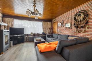 INDELINGIn deze woning vindt men op het gelijkvloers een ruime leefruimte en een gesloten keuken met zicht op de tuin. Het gelijkvloers beschikt...