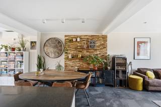 <p>Altro Vastgoed verkoopt : Eerste bezoekdag op zaterdag 31 oktober - gelieve online aanvraag in te dienen aub.</p><p>Wonen aan de rand van de stad met de natuur letterlijk in je achtertuin? Deze instapklare woning in Gentbrugge staat helemaal klaar om ontdekt te worden.</p><p><strong>Licht, ruimte en modern wooncomfort</strong><br />Bij binnenkomst treft u de inkomhal met een gastentoilet. Vanuit de hal loopt u door naar de sfeervolle, lichtrijke leefruimte met airconditioning. De open leefruimte sluit naadloos aan op de volledig geïnstalleerde keuken met kookeiland — een gezellige plek voor het hele gezin. Handig extraatje: vanuit de keuken is er een directe toegang tot een praktische kelder.</p><p>Op de eerste verdieping vindt u twee comfortabele slaapkamers (waarvan één voorzien van airco) en een compleet uitgeruste badkamer met zowel een ligbad, een douche, een wastafel als een tweede toilet.<br />De bovenste verdieping herbergt een royale derde slaapkamer, perfect in te richten als master bedroom, thuiswerkplek of studio (airco aanwezig)</p><p><strong>Buiten genieten & duurzaamheid</strong><br />De tuin is een heerlijke plek om te ontspannen: voorzien van een aangelegd terras, een handige buitenberging én een verfrissende buitendouche voor warme zomerdagen! Fietsen parkeert u veilig in de overdekte fietsenstalling met stroomvoorziening op de oprit.</p><p><strong>Ook op vlak van energie scoort de woning uitstekend:</strong><br />Gunstig EPC-label B en C.V. op aardgas<br />12 zonnepanelen voor een lage energiefactuur<br />Elektrische rolluiken en een goedgekeurde elektrische installatie</p><p><strong>Aangename omgeving</strong><br />De ligging is absoluut top. U woont hier vlak bij een van de toegangspunten van het natuurgebied de Gentbrugse Meersen, ideaal voor wie van wandelen en sporten houdt. Scholen (zoals Atheneum Gentbrugge), sportfaciliteiten (Driebeek) en openbaar vervoer richting het centrum van Gent liggen op korte wandel- of fietsafstand.<br />📞 Plan vandaag nog uw bezoek en laat u verassen door deze prachtige woning!<br />Ellen : 0475.400.770 - ellen@altro-vastgoed.be</p>