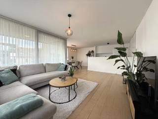 Op een mooie en rustige locatie nabij de Gentse Watersportbaan bevindt zich dit modern afgewerkte hoekappartement met twee ruime slaapkamers en een aangenaam terras.<br /><br />Het appartement ligt aan de achterzijde van het gebouw en geniet dankzij zijn hoekligging van veel natuurlijk licht en een rustgevend uitzicht op de binnentuin.<br /><br />De indeling omvat een inkomhal met ingemaakte kasten, een ruime leefruimte met parketvloer en een moderne, volledig ingerichte keuken met kwalitatieve Miele-toestellen, waaronder een kookplaat, oven, koelkast, dampkap... Verder beschikt het appartement over een praktische berging, een afzonderlijk toilet, twee volwaardige slaapkamers en een ruime badkamer met dubbel lavabomeubel, ligbad en douche.<br /><br />Het terras van circa 7 m² vormt een fijne buitenruimte met zicht op het groen.<br /><br />Bij het appartement hoort een privatieve kelderberging.<br />Een ondergrondse autostaanplaats is afzonderlijk aan te kopen aan € 25.000.<br /><br /><strong><u>ALGEMENE INFO:</u></strong>
<ul>
<li>Lift aanwezig</li>
<li>Bouwjaar: 2008</li>
<li>Kadastraal inkomen: € 1.178</li>
</ul>
<br />Uitstekend gelegen op korte afstand van het centrum van Gent, de R4, E40 en E17, en in de onmiddellijke omgeving van winkels, supermarkten, universiteitscampussen, openbaar vervoer en recreatiemogelijkheden.<br /><br />Een comfortabel en instapklaar appartement op een bijzonder aangename locatie.<br />Zeker een bezoek waard!