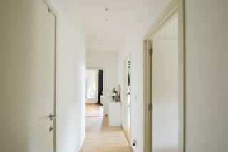 <h1>Verzorgd gelijkvloers appartement met 2 slaapkamers in het gegeerde Mariaburg</h1>
<p>In een rustige straat te Mariaburg bevindt zich dit verzorgd gelijkvloers appartement in een kleinschalig gebouw. Dankzij de lichtrijke leefruimte, twee volwaardige slaapkamers en de gunstige ligging nabij winkels, openbaar vervoer en verbindingswegen richting Antwerpen, vormt dit appartement een aangename woonopportuniteit.</p>
<p>Bovendien zijn de gemeenschappelijke kosten reeds inbegrepen in de huurprijs.</p>
<h3>Indeling</h3>
<p><strong>Gelijkvloers</strong></p>
<ul>
<li>Inkomhal met afzonderlijk toilet.</li>
<li>Lichtrijke leefruimte van ca. 32 m².</li>
<li>Open keuken van ca. 10 m², voorzien van keramische kookplaat, combi-oven, koelkast, vaatwasser en diepvriezer.</li>
<li>Hoofdslaapkamer van ca. 10 m² .</li>
<li>Tweede slaapkamer van ca. 9 m²</li>
<li>Badkamer voorzien van ligbad, inloopdouche en dubbele lavabo.</li>
<li>Afzonderlijke wasplaats.</li>
<li>Kleine buitenruimte</li>
</ul>
<h3>Bijzonderheden</h3>
<ul>
<li>Laminaatvloeren.</li>
<li>Aluminium schrijnwerk met dubbele beglazing.</li>
<li>Centrale verwarming op gas.</li>
<li>Veel natuurlijke lichtinval.</li>
<li>Rustige ligging nabij winkels en openbaar vervoer.</li>
<li>Gemeenschappelijke kosten inbegrepen in de huurprijs.</li>
</ul>
<h3>Goed om weten</h3>
<ul>
<li>Beschikbaar vanaf 01/08/2026.</li>
<li>Type huurcontract: woninghuur lange duur.</li>
<li>Privatieve nutsvoorzieningen afzonderlijk ten laste van de huurder.</li>
<li>Waarborg: 3 maanden, te storten op een geblokkeerde rekening bij Korfine.</li>
</ul>
<p>Dit lichtrijke gelijkvloerse appartement combineert een praktische indeling met een rustige en centrale ligging in het gegeerde Mariaburg. Dankzij de inbegrepen gemeenschappelijke kosten, twee slaapkamers en de vlotte bereikbaarheid vormt dit een uitstekende huurwoning voor wie comfortabel wenst te wonen nabij Antwerpen.</p>
<p>Interesse? Contacteer ons via <strong>03 535 12 75</strong> voor meer informatie of een bezoek ter plaatse.<br /><br /><strong>BEWOONBARE OPPERVLAKTE:</strong> De vermelde bewoonbare oppervlakte is gebaseerd op de bruikbare vloeroppervlakte zoals vermeld in het EPC.</p>