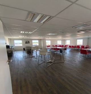 Instapklaar landschapskantoor van ca. 106 m² te huur nabij afrit 13 van de E40. Voorzien van vergaderruimte, kitchenette en moderne afwerking,...