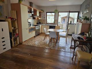 Mobiscore: 9,3! Een super gezellige woning met drie slaapkamers en zonneterras op enkele stappen van de Smedenpoort, station, 't Zand, scholen, speeltuin,... Achteraan heeft mannen het zicht op de groene Vesten, vooraan komt men buiten en is er een gezellig pleintje met speeltuin, bakker en slager. De woning heeft oa goedgekeurde elektriciteit, cv op gas, dubbele beglazing, open en ingerichte keuken met SMEG fornuis, parket, badkamer boven met ligbad en extra toilet, gezellig zonneterras, ... Uiterst goed gelegen nabij centrum Brugge en uitvalswegen (zonder wachten op bruggen). EPC: 277 kWh/m², label C. Asbestveilig! Woning is momenteel verhuurd aan 950/maand, conformiteitsattest verhuur aanwezig, huur opzegbaar! Ideaal als investering van om dagelijks zelf te genieten!! Kortom: een mega gezellige, leuke woning op één van de beste locaties te Brugge! Voor vrijblijvende info bel: 0495.70.00.05