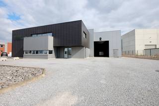 Ontdek deze instapklare en uitstekend uitgeruste bedrijfsruimte van 1.263 m², gelegen op een toplocatie aan de Lichtenberglaan 2077. Deze eigentijdse hal met een hoogte van 5,8 meter biedt alle faciliteiten voor een efficiënte en comfortabele werkomgeving.<br /><br />De ruimte is voorzien van twee grote sectionaalpoorten die zorgen voor een vlotte toegang en logistieke afhandeling. Dankzij de zonnepanelen is het gebouw energiezuinig, terwijl drijfkracht aanwezig is voor industriële toepassingen. In de kantoren geniet u van airconditioning én een palletkachel, wat bijdraagt aan een aangenaam werkklimaat het hele jaar door.<br />De kantoorruimte is bijzonder praktisch ingedeeld en voorzien van glazen wanden, wat zorgt voor een open en overzichtelijk gevoel, zonder in te boeten aan akoestisch comfort. Hierdoor blijft het visuele contact behouden, terwijl geluidsoverlast tot een minimum beperkt wordt. Op de bovenverdieping vinden we moderne sanitaire voorzieningen, hier kan men gebruikmaken de volledig uitgeruste keuken, ideaal voor lunchpauzes of vergaderingen.<br /><br />Verder zijn er 10 privéstaanplaatsen vlak voor de deur. De ligging garandeert bovendien een zeer vlotte bereikbaarheid, zowel voor personeel, klanten als leveranciers.<br /><br />Bent u op zoek naar een future-proof locatie voor uw onderneming? Aarzel dan niet om ons te contacteren. <br /><br /><br />*Verhuur onder BTW-tarief, deze is niet inbegrepen in de prijs*