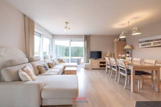 Découvrez cet appartement d’angle baigné de lumière, offrant une atmosphère agréable et paisible grâce à ses larges baies vitrées et son excellente orientation.<br />Le bien dispose d’un jardin privatif ensoleillé et au calme, parfait pour profiter pleinement des beaux jours en toute intimité. La résidence propose également une piscine extérieure chauffée, renforçant l’esprit de détente et de vacances.<br />À l’intérieur, vous trouverez une cuisine entièrement équipée, un espace de rangement avec machine à laver, deux chambres confortables ainsi qu’une salle de bains moderne. L’agencement allie fonctionnalité et élégance.<br />L’appartement est vendu meublé, permettant une installation immédiate. Une cave privative est incluse et une place de parking peut être acquise en supplément.<br />Un bien prêt à vivre, alliant lumière, jardin et confort, idéal comme résidence principale, pied-à-terre ou investissement à la côte.<br /><br />PEB: 273.