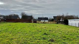 Op een rustige, residentiële ligging bevindt zich dit mooie perceel bouwgrond met een charmante, private oprit.De zwarte toegangspoort, gelegen...