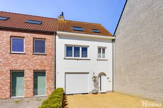 Ontdek deze charmante, recent gerenoveerde bel-etage woning aan de rand van het stadscentrum van Nieuwpoort. Gelegen op een steenworp van...