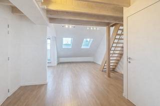 <strong>EVERE </strong>– Gelegen in een rustige wijk, vlak bij winkels en openbaar vervoer, bevindt zich dit mooie en lichtrijke ongemeubelde appartement met 1 slaapkamer op de 4de verdieping van een klein gebouw dat in 2019 werd gerenoveerd. Het appartement bestaat uit een inkomhal, een ruime woonkamer met volledig uitgeruste open keuken, een balkon, een apart toilet, 1 slaapkamer van ±13 m² met aansluitende douchekamer en een mezzanine van ca. 20 m². Beschikbaar vanaf 01/09/2026! Voorschot gemeenschappelijke lasten: 50 €/maand. EPC : C+.<br /><br /><strong><span>Op de 4e verdieping</span> : </strong><br />
<ul>
<li>Woonkamer</li>
<li>Open, volledig ingerichte keuken (koelkast, vriezer, oven, kookplaten)</li>
<li>Balkon van ± 4 m²</li>
<li>Slaapkamer van ± 13 m²</li>
<li>Aangrenzende doucheruimte (douche, wastafel, ruimte voor de wasmachine)</li>
<li>Apart toilet</li>
<li>Mezzanine van ± 20 m²</li>
</ul>