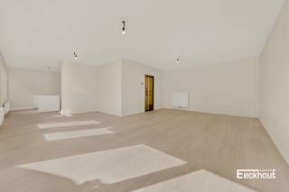 KIJKDAG ZATERDAG 10 OKTOBER (op afspraak).<br />Dit stijlvolle en instapklare appartement met een bewoonbare oppervlakte van 111 m² bevindt zich in de klassevolle residentie NOVA, dat in 2026 volledig werd vernieuwd met kwalitatieve en tijdloze materialen.<br />Dit appartement bevindt zich op het gelijkvloers en beschikt over een tuin en terras.<br />Indeling: inkomhal, zonnige woonkamer die baadt in het licht, moderne open maatwerkkeuken voorzien van alle toestellen, 3 volwaardige slaapkamers, badkamer met dubbel lavabomeubel, inloopdouche, ligbad en toilet, 2 bergingen waarvan één met aansluiting voor wasmachine, apart toilet en fraai aangelegde tuin.<br />Het appartement is energiezuinig (EPC B), asbestvrij en de elektrische installatie is conform.<br />In de residentie is er een afvallokaal, alsook een ruime gemeenschappelijke fietsenberging met directe toegang tot de straat.<br />Mogelijkheid om een berging bij aan te kopen in het gebouw. Bovendien zijn er in de nabije omgeving nog overdekte autostaanplaatsen te koop.<br />Hoewel de appartementen volledig vernieuwd zijn, gebeurt de aankoop onder het stelsel van registratierechten (GEEN BTW).<br />Kom de vele troeven van dit appartement ontdekken!