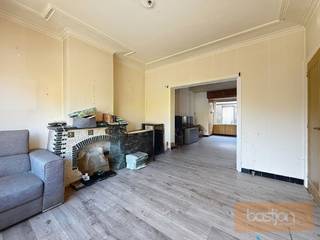 Deze woning biedt een uitstekende kans voor wie op zoek is naar een betaalbaar renovatieproject met karakter.De indeling bestaat uit een inkomhal,...