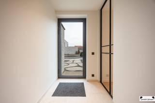 Wonen in een groene omgeving op een centrale locatie in Gooreind! Indeling:Bij binnenkomst komt u terecht in de lichtrijke inkomhal met ingemaakte...