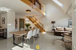 Dit leuk ingedeeld duplexappartement bevindt zich langs Holt, ter hoogte van nummer 98, op de tweede en derde verdieping van residentie Asborne.<br /><br />Op enkele minuutjes wandelen of fietsen bereikt men het centrum van Beverst, een gemoedelijke deelgemeente van Bilzen die de laatste jaren merkbaar werd opgewaardeerd met tal van aantrekkelijke projecten. De basisschool, slager, buurthal, sporthal en enkele leuke restaurantjes liggen op wandelafstand. Na een vijftal minuutjes rijden bevindt men zich al in het centrum van Bilzen, Hoeselt of Diepenbeek.<br /><br />Het appartement verkeert in vrijwel perfecte staat van onderhoud. De koper zal hier snel een nieuwe thuis kunnen maken zonder dat noodzakelijke werken aan de orde zijn.<br /><br />De specifieke indeling met hoge plafonds en mezzanine onderscheidt dit ruime appartement van ander aanbod. Onmiddellijk bij het binnenkomen ervaart men een aangenaam luchtig en ruimtelijk gevoel, zodat het hier aangenaam wonen zal zijn.<br /><br />Op heden kan een EPC worden voorgelegd met een score van 197 kWh/m² p.j. – label B, waarbij de recent geïnstalleerde gasketel nog niet in rekening werd gebracht.<br />INDELING / OMSCHRIJVING<br /><br />VERDIEPING 2<br />-Inkomhal met gastentoilet<br />-Badkamer<br />-Eerste gezellige en volwaardige ruime slaapkamer<br />-Aangenaam ruime en luchtige leefruimte met veel lichtinval, ingedeeld met een gezellige zithoek, centrale eetruimte en degelijk afgewerkte keuken met granieten werkblad en recent vernieuwde toestellen<br />-Terrasje<br />-Berging met CV en voorzieningen voor wasplaats<br />-Open trap naar de hogere verdieping<br /><br />VERDIEPING 3<br />-Ruime mezzanine, ideaal als bureel voor thuiswerk of als afzonderlijke werk- of leesplek, zonder het contact met de leefruimte volledig te verliezen<br />-Tweede volwaardige slaapkamer<br />-Derde slaapkamer, eveneens mogelijk in te richten als dressing of extra bergruimte<br /><br />Inbegrepen in de prijs is een privatieve autostandplaats achter het gebouw, evenals het gebruik van de gemeenschappelijke afsluitbare fietsenberging.<br />Tot op heden werd bovendien een garagebox gehuurd binnen de residentie. In overleg bestaat de mogelijkheid om deze garage verder te huren.<br /><br />ENKELE TECHNISCHE KENMERKEN<br />-EPC: 197 kWh/m² p.j. – label B<br />-Recent vernieuwde gasketel<br />-Elektrische installatie conform, met bijhorend attest<br />-Airco in de leefruimte<br /><br />Dit knap ingedeeld appartement kan een mooi aanbod zijn voor wie op zoek is naar een ruim, uitstekend verzorgd maar nog steeds betaalbaar appartement met drie slaapkamers en een indeling die duidelijk afwijkt van het standaard appartement. Een interessante keuze om snel zelf te bewonen, maar eveneens voor investeerders die op de eerder krappe huurmarkt een verzorgd appartement met drie slaapkamers willen aanbieden, zonder eerst nog te moeten renoveren of opwaarderen.