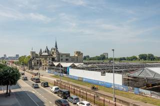Aan de Scheldekaaien met fraai zicht bevindt zich dit appartement op wandelafstand van de Grote Markt en de Meir. <br /><br />Lichte leefruimte met open keuken voorzien van alle comfort. Aanpalend toegang tot een aangenaam Westelijk georiënteerd terras. <br />Verder beschikt het appartement over een hoofdslaapkamer, een tweede slaapkamer en een badkamer voorzien van ligbad, douche en dubbele wastafel. Een tweede terras is toegankelijk via de slaapkamer. <br />De berging is voorzien van aansluitingen voor was- en droogautomaat. <br /><br />Een afgesloten garagebox is te koop aan 60.000 euro.