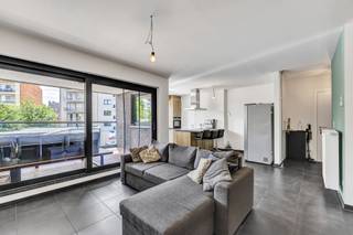 <p>Op een uitstekende ligging in Aalst bevindt zich dit <strong>recente en energiezuinige appartement met EPC-label A</strong>. Winkels, scholen en openbaar vervoer bevinden zich op een steenworp, terwijl de oprit van de E40 op slechts enkele minuten rijden bereikbaar is. Het gebouw dateert van <strong>2019</strong> en voldoet aan de hedendaagse en strenge energienormen, wat garant staat voor een comfortabel en energiezuinig wooncomfort. Het appartement omvat een inkomhal, een lichtrijke leefruimte met salon en eetplaats, een open leefkeuken, een praktische berging/wasplaats, een nachthal, een apart toilet, een badkamer en<strong> twee volwaardige slaapkamers. </strong>Een absolute troef is <strong>het ruime overdekte terras </strong>waar men in alle rust kan genieten. <strong>Aan de voorzijde</strong> beschikt het appartement bovendien over <strong>een extra balkon</strong>. Berging en staanplaats exclusief bij aan te kopen zonder 25.000 euro. Verder beschikt men over <strong>een overdekte autostaanplaats</strong> en een private kelderberging. Buitenschrijnwerk in alu dubbel glas - Cv op aardgas - <strong>EK conform</strong> - <strong>Lift</strong> aanwezig.</p>