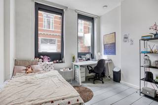 <p><span>Deze studentenkamer bevindt zich in het centrum van Leuven op een boogscheut van het station en verschillende campussen. </span></p><p><span>Het gebouw werd in 2021 gerenoveerd en stijlvol afgewerkt.<br />De kamer is voorzien van een vast meubel bestaande uit een voldoende ruime kleerkast, een persoonlijke frigo met vriesvak en een microgolf. Verder beschikt de kamer over een persoonlijke badkamer met douche, lavabo en toilet. De kamer is bemeubeld met een dubbel bed, bureau en een bureaustoel. </span></p><p><span> </span></p><p><span>Op het gelijkvloers bevind zich de volledig uitgeruste gemeenschappelijke keuken, voorzien van een oven, kookplaat, eettafel en wastafel. Verder beschikt de keuken over een kleine buitenplaats. </span></p><p><span>De studentenkamer is reeds voor aankomend academiejaar rendabel verhuurd.</span></p><p><span> </span></p><p><span>Deze studentenkamer is niet alleen geschikt om te laten bewonen door uw zoon of dochter, maar dit kan ook perfect dienen als een rendabele investering!</span></p><p><span> </span></p><p><span>Interesse in deze studentenkamer? Contacteer ons via 016 15 31 15 of info@immolivit.be</span></p><p><span> </span></p>