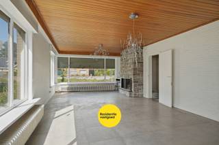 Deze rustig gelegen open bebouwing (bungalow) ligt in de nabijheid van het centrum van Sijsele, met scholen, winkels en belangrijke invalswegen op korte afstand. Achteraan geniet u van een mooi, open zicht op het omliggende landbouwgebied, wat bijdraagt aan een aangename en landelijke woonbeleving. De woning beschikt over een bewoonbare oppervlakte van ca. 132 m², aangevuld met een zolder van +/- 50 m², en bevindt zich op een perceel van 959 m² met een oost gerichte tuin. Bij het binnenkomen komt u terecht in de inkomhal met ingemaakte kast. De ruime en lichtrijke leefruimte van ca. 41 m² met open haard geeft toegang tot de veranda. Verder vindt u op het gelijkvloers een ruime keuken, een berging, een apart toilet en een technische ruimte. De woning telt drie volwaardige slaapkamers en een badkamer. Buiten geniet u van een grote tuin rondom de woning en een garage (ca. 40 m²) met zolder. Deze eigendom is ideaal voor wie op zoek is naar een rustige woonomgeving met ruimte en renovatiemogelijkheden op een goede locatie. EPC: 463 kWh/m² (label E).<br />De vermelde prijs is een richtprijs. Elk bod hoger of lager dan de vermelde prijs wordt overgemaakt aan de eigenaar die zich het recht voorbehoudt om dit al dan niet te aanvaarden. (Wg + Ag, Gmo, Vg, Gvkr, Vv) Ref. BR00312