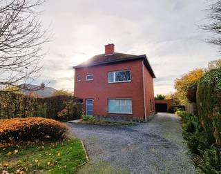 Deze charmante en instapklare woning is gelegen op een mooi perceel van 607 m² en geniet van een zuidgerichte tuin met garage bijgebouw. Dankzij...