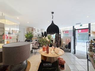 Handelspand met instapklare woonst op toplocatie in het centrum van Blankenberge!<br /><br /><span><span><span><span><span><span><span><span><span><span><span><span><span><span>Commerciële zichtbaarheid, een instapklare woning en een topligging vlak bij de zee: Deze veelzijdige eigendom combineert het beste van beide werelden.</span></span></span></span></span></span></span></span></span></span></span></span></span></span><br /><span><span><span><span><span><span><span><span><span><span><span><span><span><span>In het hart van </span><span>Blankenberge</span><span>, op een bijzonder centrale en commercieel interessante locatie tussen de Markt en de belangrijkste winkelstraten, bevindt zich dit karaktervolle </span><span>handelspand met instapklare woonst</span><span>.</span></span></span></span></span></span></span></span></span></span></span></span></span></span><br /><span><span><span><span><span><span><span><span><span><span><span><span><span><span>Dankzij de ligging in een levendige verbindingsstraat met veel passage geniet het gelijkvloerse handelsgedeelte van een uitstekende visibiliteit en tal van commerciële mogelijkheden. Bovendien bevinden de </span><span>Markt, winkels, horeca, het strand en de Zeedijk</span><span> zich op wandelafstand.</span></span></span></span></span></span></span></span></span></span></span></span></span></span><br /><span><span><span><span><span><span><span><span><span><span><span><span><span><span>De eigendom werd de voorbije jaren grotendeels gerenoveerd en verkeert in een verzorgde en instapklare staat. Zo werd onder meer geïnvesteerd in een </span><span>nieuw geïsoleerd dak, nieuwe ramen, een moderne badkamer en een kwalitatieve ingerichte Dovy-keuken</span><span>.</span></span></span></span></span></span></span></span></span></span></span></span></span></span><br /><br /><span><span><span><span><span><span><span><span><span><span><span><span><span><span><strong>INDELING:</strong></span></span></span></span></span></span></span></span></span></span></span></span></span></span><br /><span><span><span><span><span><span><span><span><span><span><span><span><span><u><em><span><strong>Gelijkvloers:</strong></span></em></u><br /><span><span>Goed zichtbare handelsruimte met aansluitend een praktische bergruimte en toilet. De commerciële ruimte kan voor verschillende doeleinden worden aangewend en biedt dankzij de ligging heel wat mogelijkheden voor zelfstandigen, ondernemers of investeerders.</span></span></span></span></span></span></span></span></span></span></span></span></span></span></span><br /><br /><span><span><span><span><span><span><span><span><span><span><span><span><span><em><u><span><strong>Eerste verdieping:</strong></span></u></em><br /><span><span>Een aangename en ruime leefverdieping met een comfortabele woonkamer en een moderne, volledig ingerichte 'Dovy'-keuken (O.a. met fornuis, dampkap, dubbele spoelbak, oven, frigo en vaatwasmachine). Vanuit de keuken is er toegang tot het </span>terras, een aangename extra troef in het centrum van de stad. Op deze verdieping bevindt zich eveneens een afzonderlijk toilet.</span></span></span></span></span></span></span></span></span></span></span></span></span></span><br /><br /><span><span><span><span><span><span><span><span><span><span><span><span><span><u><em><span><strong>Tweede verdieping:</strong></span></em></u><br /><span><span>Hier bevinden zich </span>twee ruime slaapkamers en een grote, volledig uitgeruste badkamer met ligbad, aparte douche, dubbele wastafel en toilet.</span></span></span></span></span></span></span></span></span></span></span></span></span></span><br /><br /><u><span><strong>Opmerkingen:</strong></span></u><br /><span><span><span><span><span><span><span><span><span><span><span><span><span><span><span>- Toplocatie in het centrum van Blankenberge!<br />- </span></span></span></span></span></span></span></span></span></span></span></span></span></span></span><span><span><span><span><span><span><span><span><span><span><span><span><span><span><span>Veel passage en uitstekende commerciële visibiliteit.</span></span></span></span></span></span></span></span></span></span></span></span></span></span></span><br /><span><span><span><span><span><span><span><span><span><span><span><span><span><span><span>- Op wandelafstand van </span><span>Markt, winkels, horeca, zee en Zeedijk.</span></span></span></span></span></span></span></span></span></span></span></span></span></span></span><br /><span><span><span><span><span><span><span><span><span><span><span><span><span><span><span>- Handelspand gecombineerd met volwaardige woonst.</span></span></span></span></span></span></span></span></span></span></span></span></span></span></span><br /><span><span><span><span><span><span><span><span><span><span><span><span><span><span><span>- Grotendeels gerenoveerd en instapklaar.</span></span></span></span></span></span></span></span></span></span></span></span></span></span></span><br /><span><span><span><span><span><span><span><span><span><span><span><span><span><span><span>- Nieuw geïsoleerd dak.</span></span></span></span></span></span></span></span></span></span></span></span></span></span></span><br /><span><span><span><span><span><span><span><span><span><span><span><span><span><span><span>- Nieuwe ramen.</span></span></span></span></span></span></span></span></span></span></span></span></span></span></span><br /><span><span><span><span><span><span><span><span><span><span><span><span><span><span><span>- Moderne badkamer.</span></span></span></span></span></span></span></span></span></span></span></span></span></span></span><br /><span><span><span><span><span><span><span><span><span><span><span><span><span><span><span>- Kwalitatieve ingerichte Dovy-keuken.</span></span></span></span></span></span></span></span></span></span></span></span></span></span></span><br />- <span><span><span><span><span><span><span><span><span><span><span><span><span><span><span>Handelsruimte met bergruimte.<br />- RECENTE cv-installatie (Aardgas).<br />- RECENT gerenoveerd dak!</span></span></span></span></span></span></span></span></span></span></span></span></span></span></span><br /><br /><span><span><span><span><span><span><span><span><span><span><span><span><span><span>Ook voor wie op zoek is naar een centraal gelegen eigendom aan de kust met commerciële uitstraling en een instapklare woongelegenheid, vormt dit pand een aantrekkelijke opportuniteit. Een karaktervolle en veelzijdige eigendom op een uitstekende locatie, ideaal voor wie wonen en ondernemen wil combineren of op zoek is naar een interessante investering aan de Belgische kust. Aarzel zeker niet om ons te contacteren voor een bezoek ter plaatse: 050/70.01.02 - info@centro.be.</span></span></span></span></span></span></span></span></span></span></span></span></span></span>