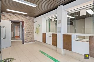 This multifunctional building with commercial space and a spacious apartment is located in the shopping street of Schelle.This property offers a...