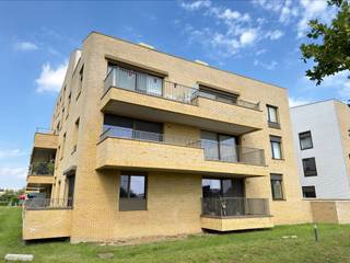 <p><span>UITSTEKEND ONDERHOUDEN, LUMINEUS, RECENT EN ENERGIEZUINIG APPARTEMENT MET 2 SLAAPKAMERS, TERRAS (MET PRACHTIG VERZICHT), KELDER EN BINNEN-AUTOSTAANPLAATS</span></p><p><span>2de verdieping met lift - ligging in centrum Breendonk (Puurs-Sint-Amands) en Delhaize met vlotte bereikbaarheid via A12, N17 en N16</span></p><p><span> </span></p><p><span>Inkomhal / living met eetplaats en super-ingerichte open keuken (totale opp.: 32m²) met toegang tot aangenaam zuid-georiënteerd terras (4,9 x 1,9m) / berging met was- en stookplaats / 2 slaapkamers (3,8 x 3,2m; 2,8 x 2,3m) / badkamer met dubbele wastafel, douche en wc.</span></p><p><span>Grote individuele kelderberging / binnen-autostaanplaats / gemeenschappelijke fietsenberging.</span></p><p><span> </span></p><p><span>Appartement is voorzien van vloerverwarming (via CV op gas), is voorzien van lichtarmaturen en een zonnetent.</span></p><p><span> </span></p><p><span>Vrij van gebruik: Huurovereenkomst te respecteren.</span></p><p><span> </span></p><p><span> </span></p><p><span> </span></p>