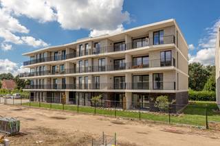 INDELING3DE VERDIEPINGInkomhal met vestiareruimte. Toiletruimte met handenwasser.Badkamer voorzien van dubbel badkamermeubel en inloopdouche.2...