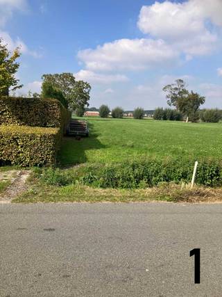 Bouwgrond te koop (1007 m²) <br />Rapenbrugstraat Noord 8, 9990 Maldegem<br />3 km van centrum<br />Open bebouwing<br />20,09 straatbreedte<br />Zuid-west gerichte tuin<br />Geen bouwverplichting<br />2 min van oprit E34<br />landelijk gelegen<br /><br />