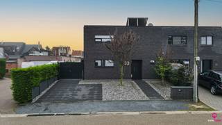 Deze karaktervolle, quasi-nieuwbouwwoning in Heusden-Zolder is een toonbeeld van hoogwaardige en luxueuze afwerking. Gelegen in een residentiële...