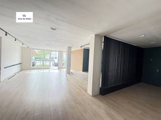 Bent u op zoek naar een ruime handelszaak in het hart van Oudenaarde? Wij bieden een uitstekende ruimte te huur aan op de Marlboroughlaan. Dit moderne en goed onderhouden pand is ideaal voor ondernemers die op zoek zijn naar een efficiënte en representatieve werkplek.Kenmerken:Locatie: Marlboroughlaan 2, OudenaardeBruto oppervlakt :150m²voorheen kapsalonOverige Details:Centrale liggingGeschikt voor diverse bedrijfsactiviteitenGeen extra algemene onkostenAarzel niet om contact met ons op te nemen voor meer informatie of om een bezichtiging te regelen. Deze kantoorruimte is beschikbaar voor serieuze ondernemers die streven naar een professionele en comfortabele werkomgeving. Voldoende parkeermogelijkheden (14 niet betalende publieke parkeerplaatsen voor het gebouw - in een straal van 100m gratis openbare parking). Beschikbaar.