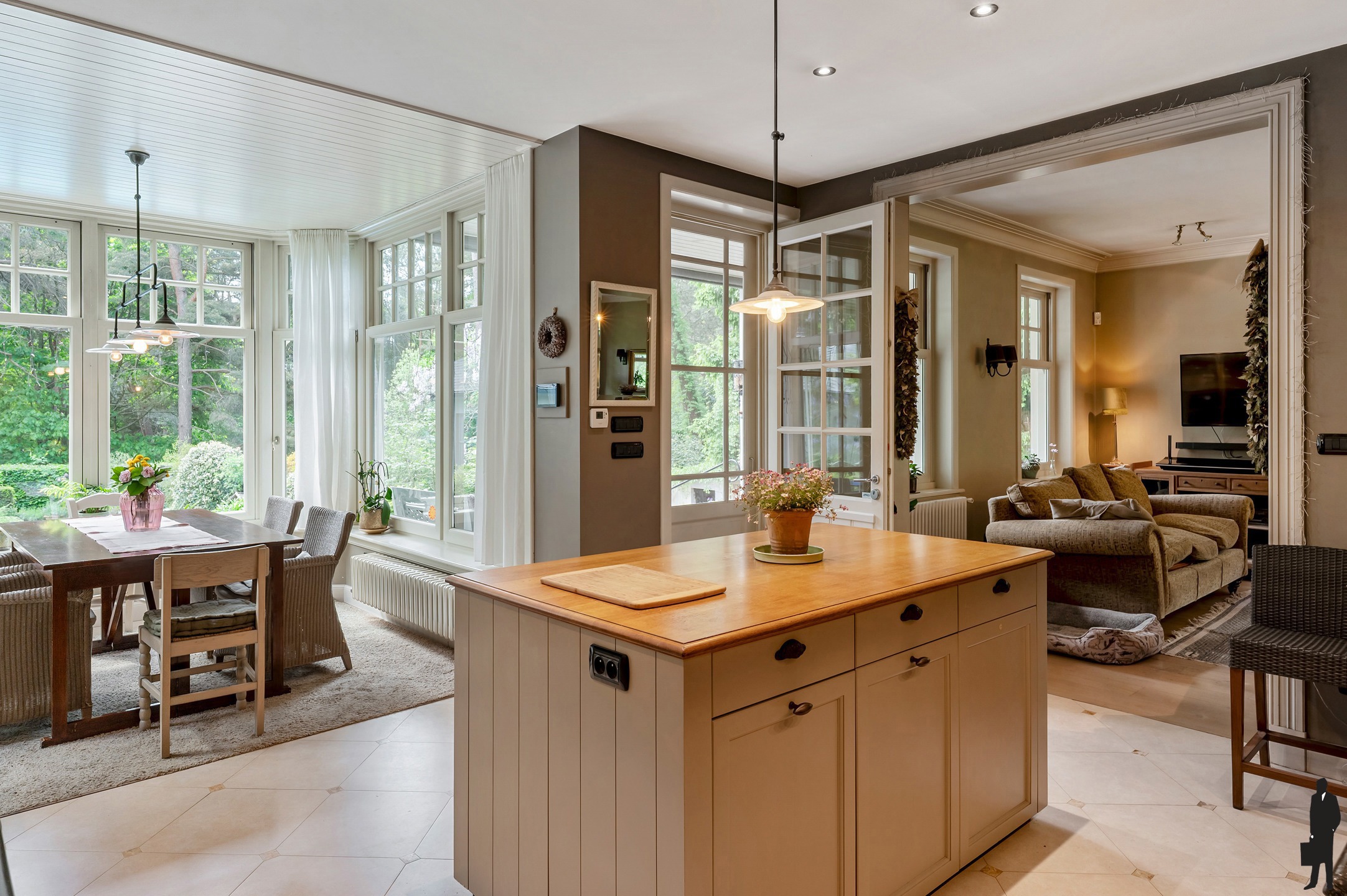 Exclusieve en uniek gelegen Engelse cottagevilla met orangerie, zwembad en aanpalende bouwgrond op ca. 1,1 ha in bosrijke omgeving. - foto 5