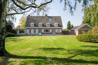Op één van de meest gegeerde locaties van Izegem, in de residentiële en groene wijk De Bosmolens, bevindt zich deze klassieke villa op een prachtig perceel van maar liefst 3.152 m². De woning geniet van een bijzonder gunstige ligging, vlak bij het provinciedomein Wallemote-Wolvenhof en op slechts enkele minuten van de E403.<br /><br />Met een bewoonbare oppervlakte van 316 m² biedt de villa royale volumes en een mooie klassieke uitstraling. Dankzij haar degelijke en solide basis vormt de woning een uitstekende basis voor wie op zoek is naar een karaktervolle villa die, mits een energetische renovatie, kan worden aangepast aan de hedendaagse woonnormen en de wensen van de nieuwe eigenaar.<br /><br />Ook voor wie liever een volledig nieuw woonverhaal schrijft, biedt het uitzonderlijk grote perceel tal van mogelijkheden. De combinatie van de royale oppervlakte, de groene omgeving en de uitstekende bereikbaarheid vormt een aantrekkelijke basis voor de realisatie van een exclusieve droomwoning.<br /><br />Naast de villa bevinden zich een afzonderlijk bijgebouw met garage en berging.<br /><br />De ligging is bijzonder strategisch: rustig en residentieel, omgeven door groen en toch vlot bereikbaar. Dankzij de nabijheid van AZ Delta is dit eigendom ideaal voor artsen en andere professionals die dicht bij hun werk willen wonen, maar ook voor gezinnen die op zoek zijn naar een rustige, residentiële woonomgeving met een uitstekende bereikbaarheid.<br /><br />Kortom, een villa met veel potentieel op een zeer gegeerde locatie.