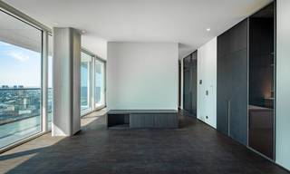 Royaal appartement van 163 m² op de 22e verdieping met een fenomenaal uitzicht en een zonnige zuidoriëntatie. Het appartement beschikt over 2 slaapkamers, een volledig uitgeruste keuken, 2 badkamers en een ruim terras. Een extra berging op dezelfde verdieping zorgt voor extra comfort.<br /><br />Antwerp Tower is een iconische woontoren in het bruisende hart van Antwerpen. Dankzij de centrale ligging geniet u van een uitstekende bereikbaarheid, met winkels, restaurants, cultuur en openbaar vervoer op wandelafstand. De hoogwaardige afwerking, moderne architectuur en exclusieve voorzieningen maken van Antwerp Tower een unieke woonomgeving waar comfort, luxe en stadsleven perfect samenkomen.
